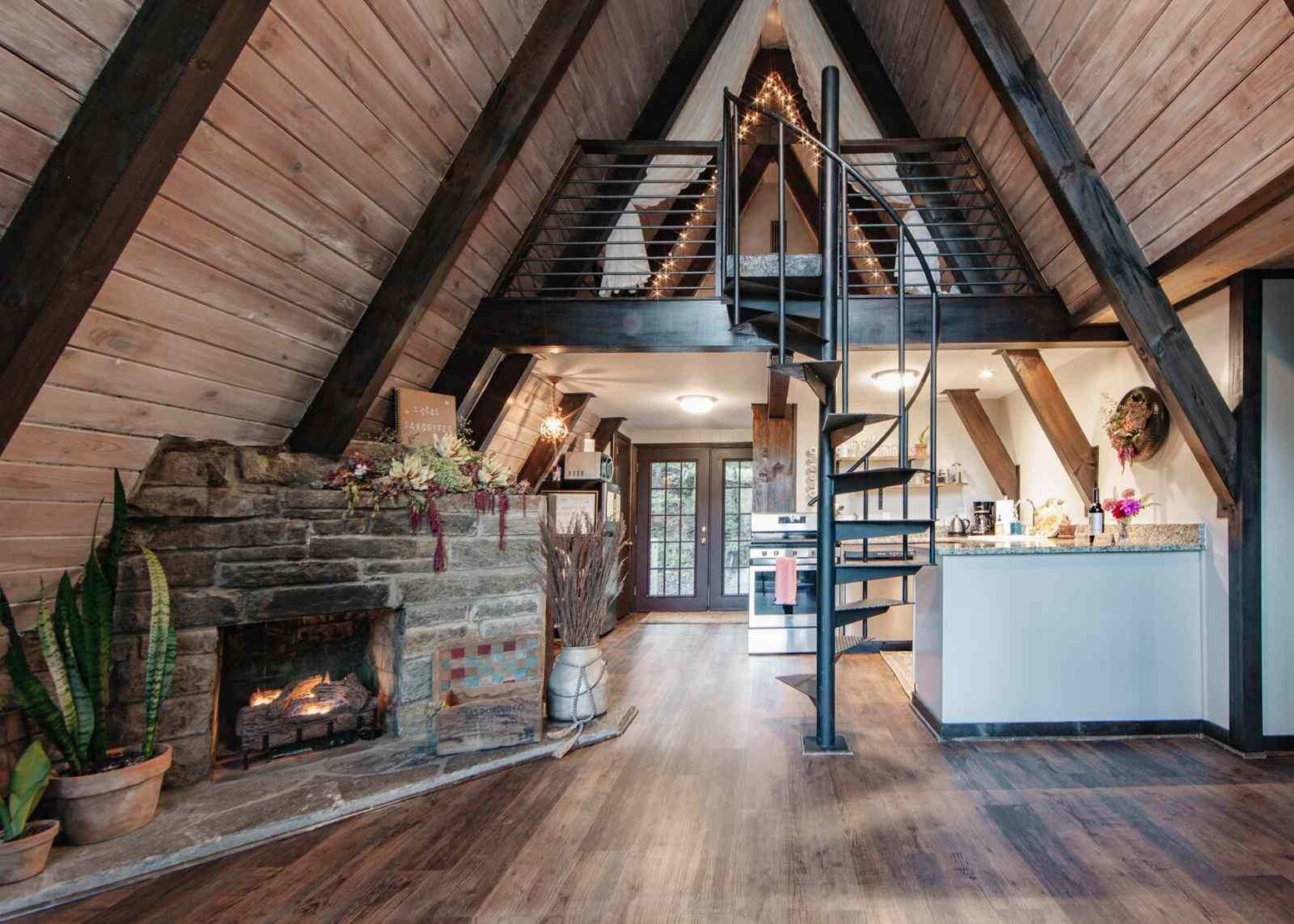 Дизайн интерьера домов A-frame, особенности и сложности